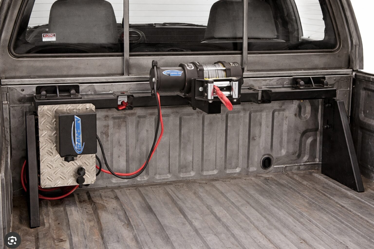 Treuil électrique monté dans la benne d’un pickup avec câble et boîtier d’alimentation