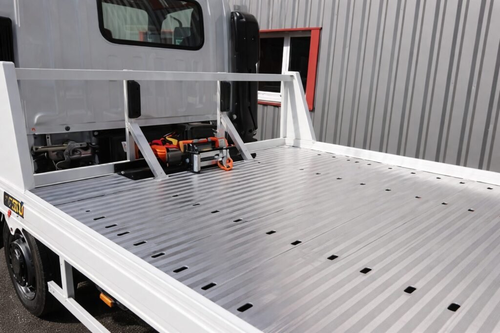 Treuil électrique installé à l’avant d’un plateau utilitaire pour le chargement et l’arrimage