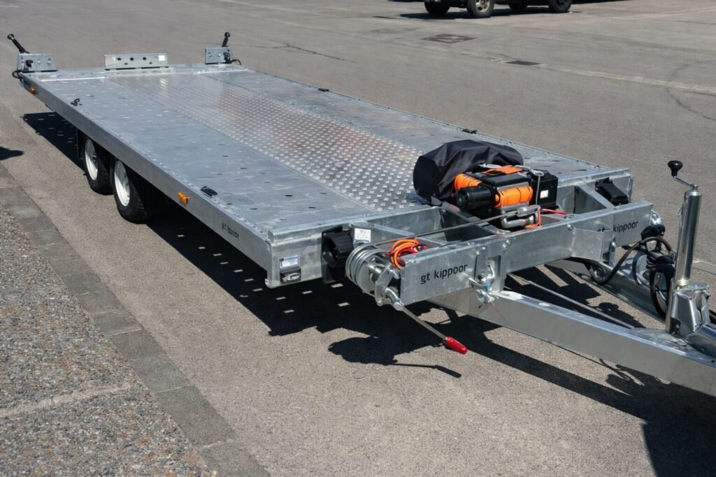 Remorque plateau équipée d’un treuil électrique pour charger un véhicule sur la remorque