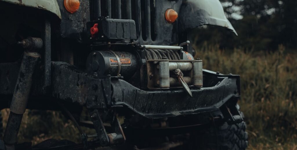 Gros plan sur un treuil électrique monté sur le pare-choc avant d'un 4x4