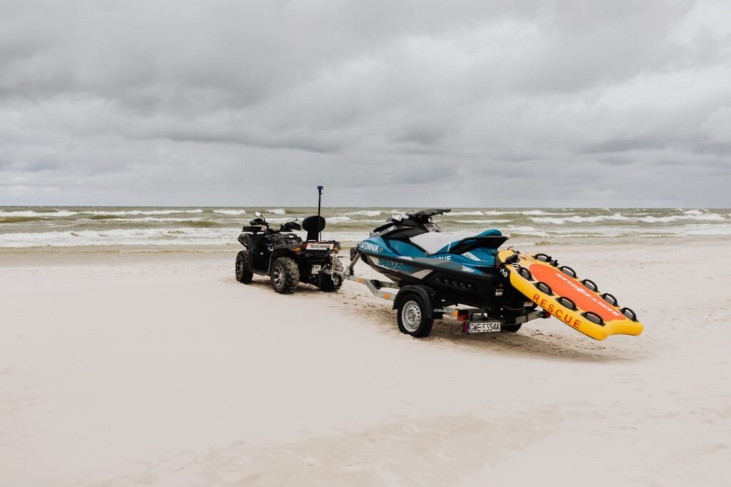 Jet-ski et quad sur une plage, exemples d'usages légers pour mini treuil