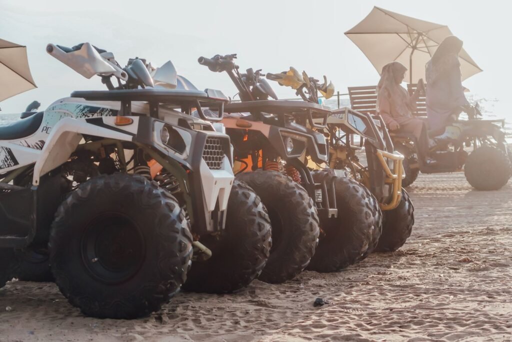 Quads en franchissement dans le désert, terrain type pour un treuil compact