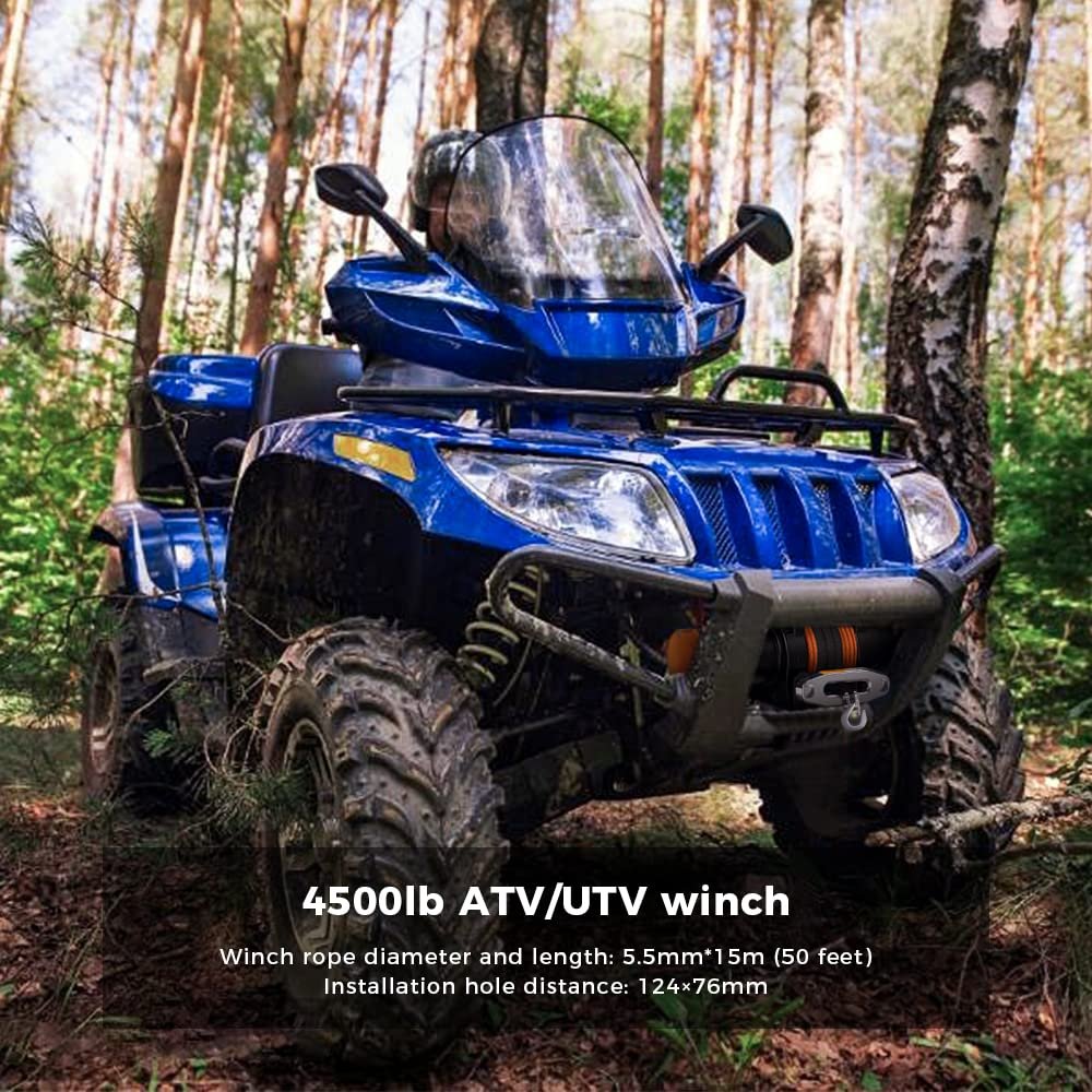 Quad équipé d'un treuil électrique Anbull 4500 lbs en forêt