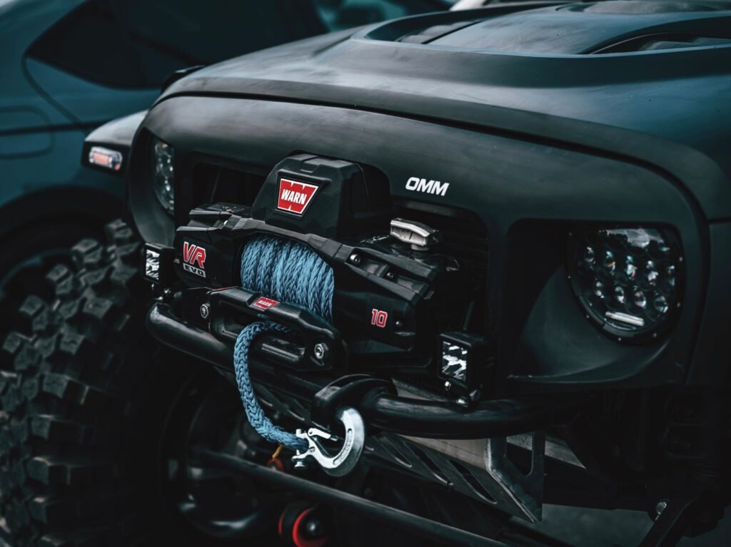 Treuil électrique monté à l'avant d'un 4x4, corde synthétique bleue et crochet